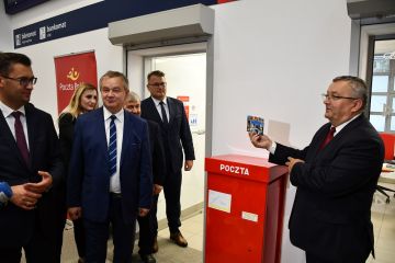 List do premiera z nowej placówki pocztowej na dworcu PKP w Miechowie